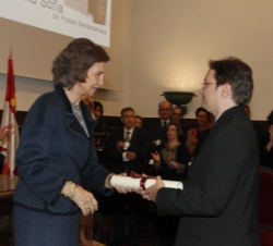 Su Majestad la Reina hace entrega del galardón al nieto de la poeta cubana, José Adrián Vitier