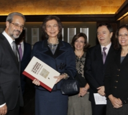 Su Majestad la Reina junto al rector de la Universidad de Salamanca, Daniel Hernández, la vicerrectora de Ralaciones Internacionales, Noemí Dominguez 
