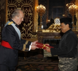 El Rey recibe la credencial del Embajador de Malasia