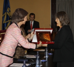 Su Majestad la Reina hace entrega del premio a Susana Solano