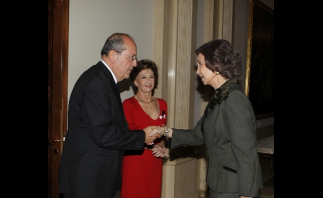 La Reina recibe el saludo de Juan Manuel Suárez del Toro, presidente de Cruz Roja Española