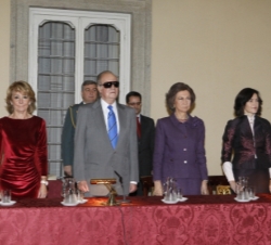 Mesa presidencial del acto, durante la interpretación del Himno Nacional