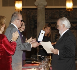Su Majestad el Rey hace entrega de la Medalla a Antonio Fraguas de Pablo'Forges'