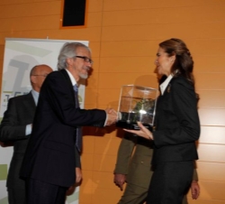 Doña Elena hace entrega del Premio al director general de RAMEM