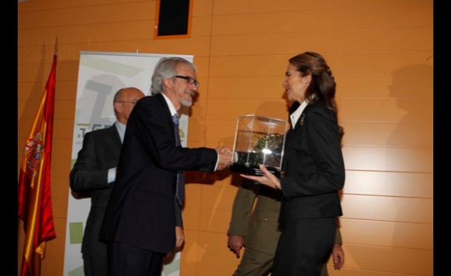 Doña Elena hace entrega del Premio al director general de RAMEM