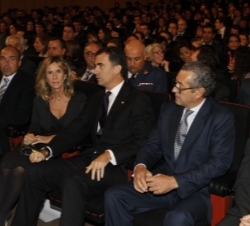 El Príncipe, acompañado por la ministra de Ciencia y Tecnología en funciones, Cristina Garmendia, el presidente de Seeliger y Conde, Luis Conde, la de