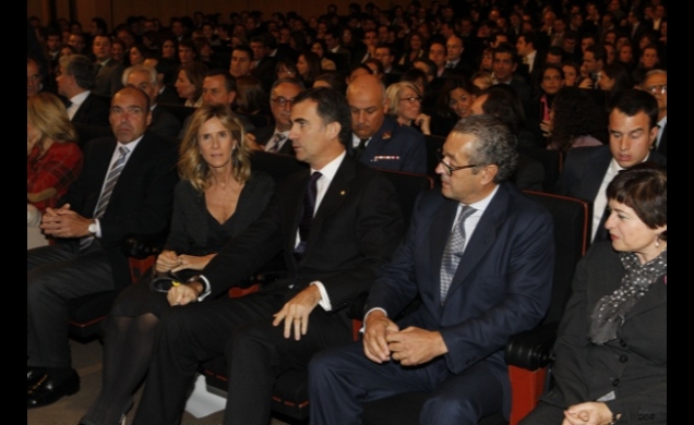 El Príncipe, acompañado por la ministra de Ciencia y Tecnología en funciones, Cristina Garmendia, el presidente de Seeliger y Conde, Luis Conde, la de