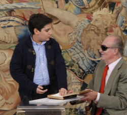 Don Juan Carlos junto al niño premiado de Sevilla