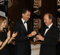 Charles Moore recibe el premio Luca de Tena de manos de Don Felipe