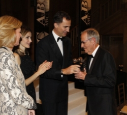 Su Alteza Real el Príncipe de Asturias entrega el premio Mingote a Enric Arenós