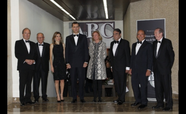 Los Príncipes, con los premiados, la presidenta y editora de ABC, Catalina Luca de Tena, el presidente del jurado, José Manuel Blecua, y el presidente