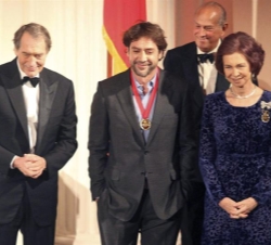 Su Majestad junto al actor Javier Bardem,Óscar de la Renta y Charlie Rose