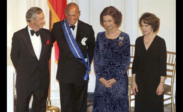 La Reina, con Inmaculada de Habsburgo,Óscar de la Renta y el embajador de España, Jorge Dezcallar