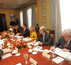 Fotografía de la mesa de la reunión del Patronato del Real Instituto Elcano de Estudios Internacionales