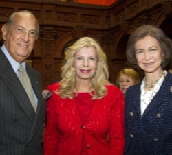 Su Majestad la Reina acompañada por el chairman del Instituto Reina Sofía de Nueva York, el diseñador dominicano Oscar de la Renta, y la hija de la ac