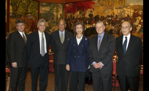 Doña Sofía acompañada por los doctores Samuel Gandy, Richard Mayeux, Valentín Fuster, Paul Greengard y el chairman del Instituto Reina Sofía de Nueva 
