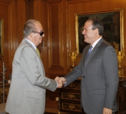 Don Juan Carlos recibe el saludo del presidente de CEPYME,