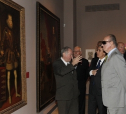 Don Juan Carlos, durante su visita a la exposición