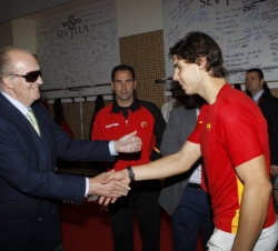 Don Juan Carlos felicitó a Rafael Nadal por su victoria ante Juan Mónaco