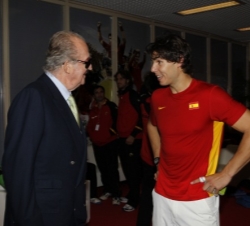 Su Majestad el Rey conversa con el tenista español tras su partido