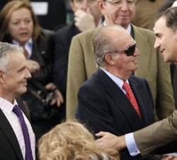 Su Majestad el Rey recibe el saludo del Príncipe de Asturias a su llegada al Estadio Olímpico