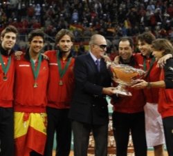Don Juan Carlos entrega la Copa Davis 2011 al equipo español