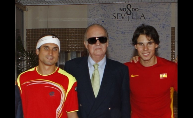 Don Juan Carlos, junto a los representantes españoles que intervienen en la primera jornada, Rafael Nadal y David Ferrer