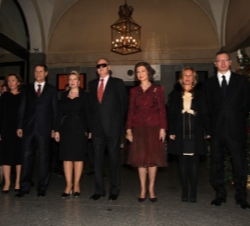 Sus Majestades los Reyes y la esposa del Presidente de la Federación de Rusia, a su llegada al Teatro Real