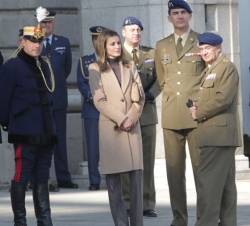 Sus Altezas Reales los Príncipes de Asturias acompañados por el Jefe del Cuarto Militar y el Jefe de la Guardia
