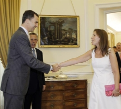 Don Felipe recibe el saludo de María Eugenia Vidal, en el almuerzo con personalidades argentinas