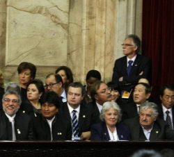 Don Felipe junto a mandatarios como Sebastián Piñera, Fernando Lugo, Evo Morales, Lucía Topolsky y José Mújica, que también asistieron a la toma de po