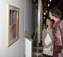 Su Majestad la Reina observa la obra de Inés Rodríguez Porrero, Premio al Talento más Joven
