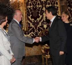 Don Juan Carlos recibe el saludo del Presidente del Gobierno, José Luis Rodríguez Zapatero