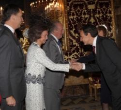 Su Majestad la Reina recibe el saludo del Presidente del Gobierno, José Luis Rodríguez Zapatero, en presencia de los Príncipes de Asturias
