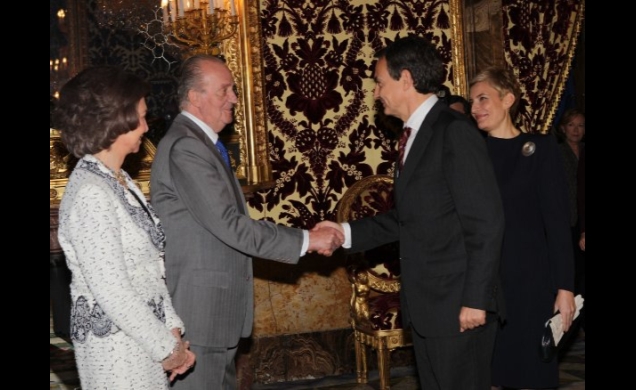 Don Juan Carlos recibe el saludo del Presidente del Gobierno, José Luis Rodríguez Zapatero