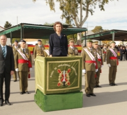 Su Majestad la Reina durante la interpretación del Himno Nacional