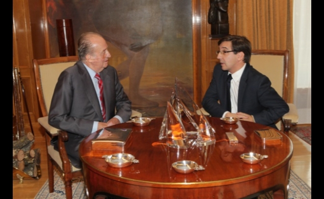 Don Juan Carlos conversa con Carlos Casimiro Salvador Armendáriz, representante de Unión del Pueblo Navarro