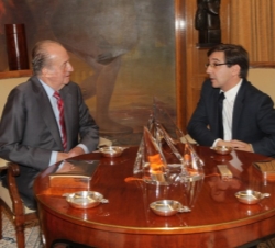 Don Juan Carlos conversa con Rosa María Díez González, representante designado por Unión Progreso y Democracia