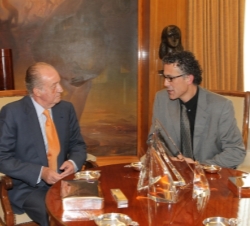 Don Juan Carlos conversa con Xabier Mikel Errekondo Saltsamendi, representante designado por Amaiur