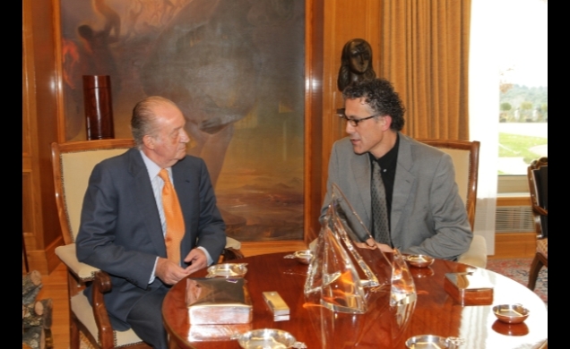 Don Juan Carlos conversa con Xabier Mikel Errekondo Saltsamendi, representante designado por Amaiur