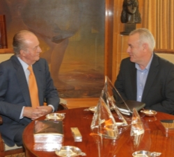 Don Juan Carlos conversa con Cayo Lara Moya, representante designado por Izquierda Unida