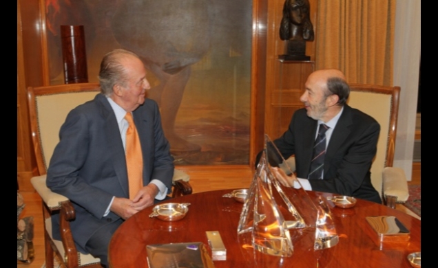 Don Juan Carlos conversa con Alfredo Pérez Rubalcaba, representante designado por el Partido Socialista Obrero Español