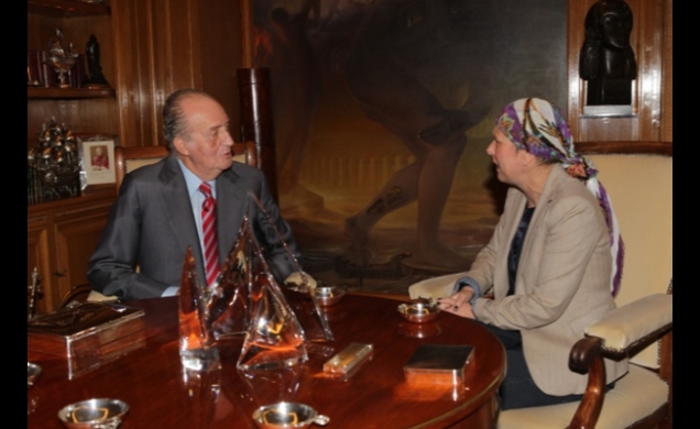 Don Juan Carlos conversa con Uxue Barkos, representante de Geroa Bai