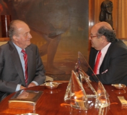 Don Juan Carlos conversa con EnriqueÁlvarez Sostres, representante de Foro de Ciudadanos