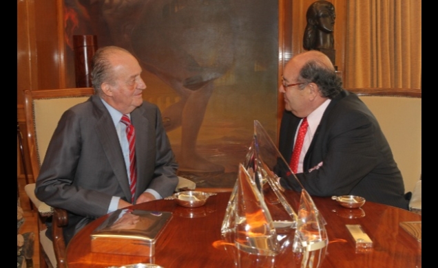 Don Juan Carlos conversa con EnriqueÁlvarez Sostres, representante de Foro de Ciudadanos