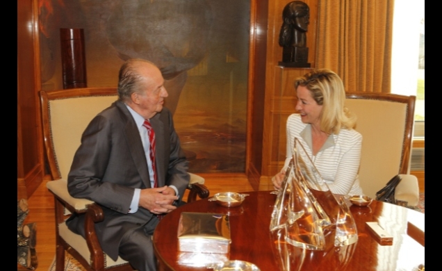 Don Juan Carlos conversa con Ana María Oramas, representante de Coalición Canaria-Nueva Canarias