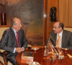 Don Juan Carlos conversa con Francisco Xesús Jorquera Caselas, representante designado por Bloque Nacionalista Galego
