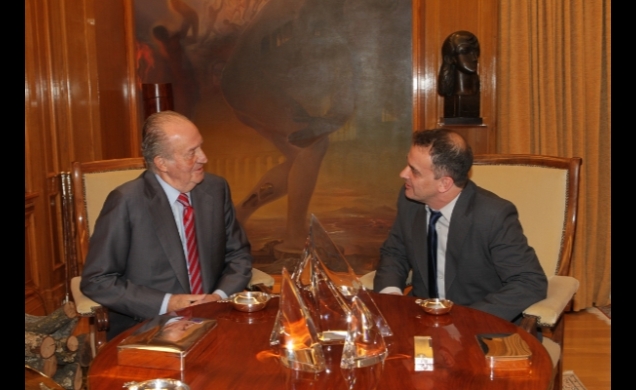 Don Juan Carlos conversa con Alfred Bosch i Pascual, representante designado por Esquerra Republicana de Catalunya-Catalunya Sí