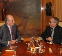 Don Juan Carlos conversa con Joan Coscubiela Conesa, representante designado por Iniciativa per Catalunya Verds