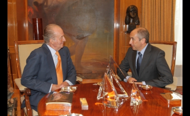 Don Juan Carlos conversa con Josu Erkoreka, representante designado por Eusko Alerdi Jetzalea-Partido Nacionalista Vasco